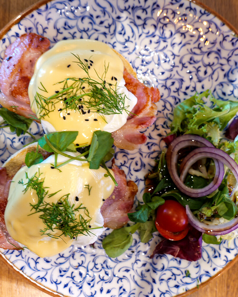 English muffin, smoked salmon, hollandaise