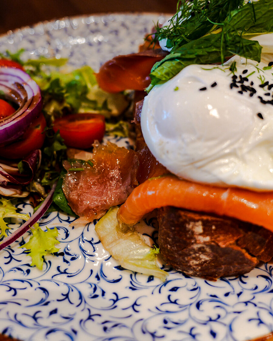 Smoked salmon on rye, poached egg