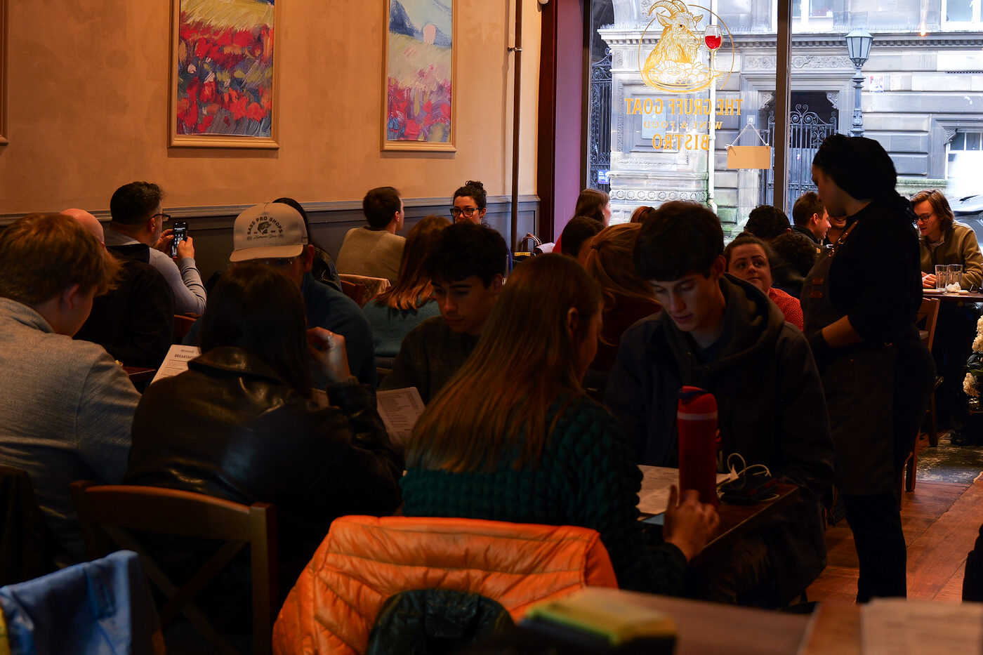 Lunch service, full room